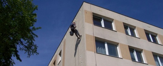 Zábrany proti ptactvu, Praha: Oprava zateplené fasády a montáž maket dravců